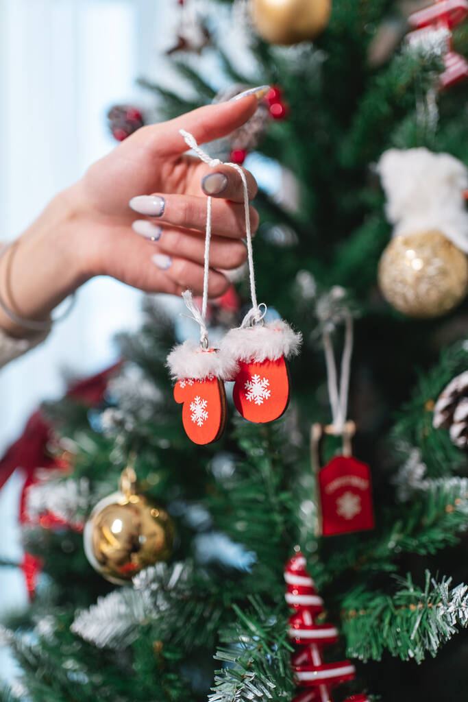 famiglia decorare l'albero di Natale alla vigilia di Capodanno a casa - Foto, immagini