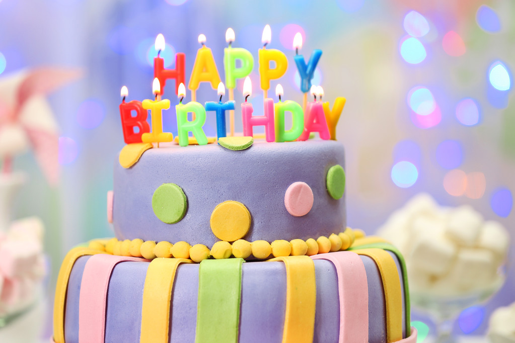 Delicioso pastel de cumpleaños sobre fondo de luz brillante
 - Foto, imagen