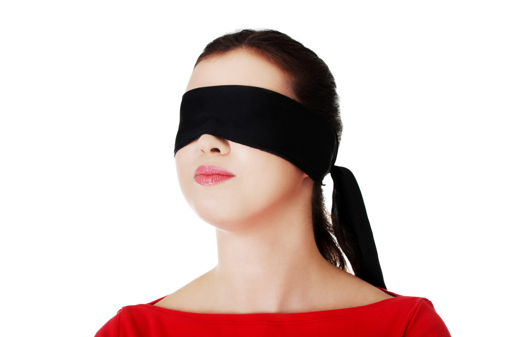 vrouw met band op ogen - Foto, afbeelding