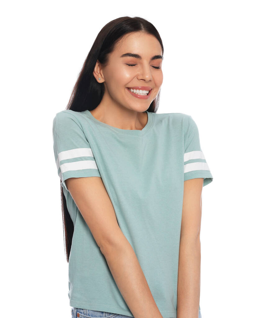 verlegen jonge vrouw in shirt op witte achtergrond - Foto, afbeelding