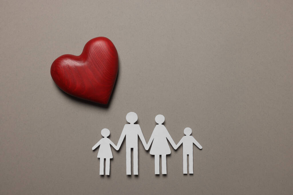 薄い灰色の背景に紙の家族の図と赤の木製の心は、フラットレイアウト。保険の概念 - 写真・画像