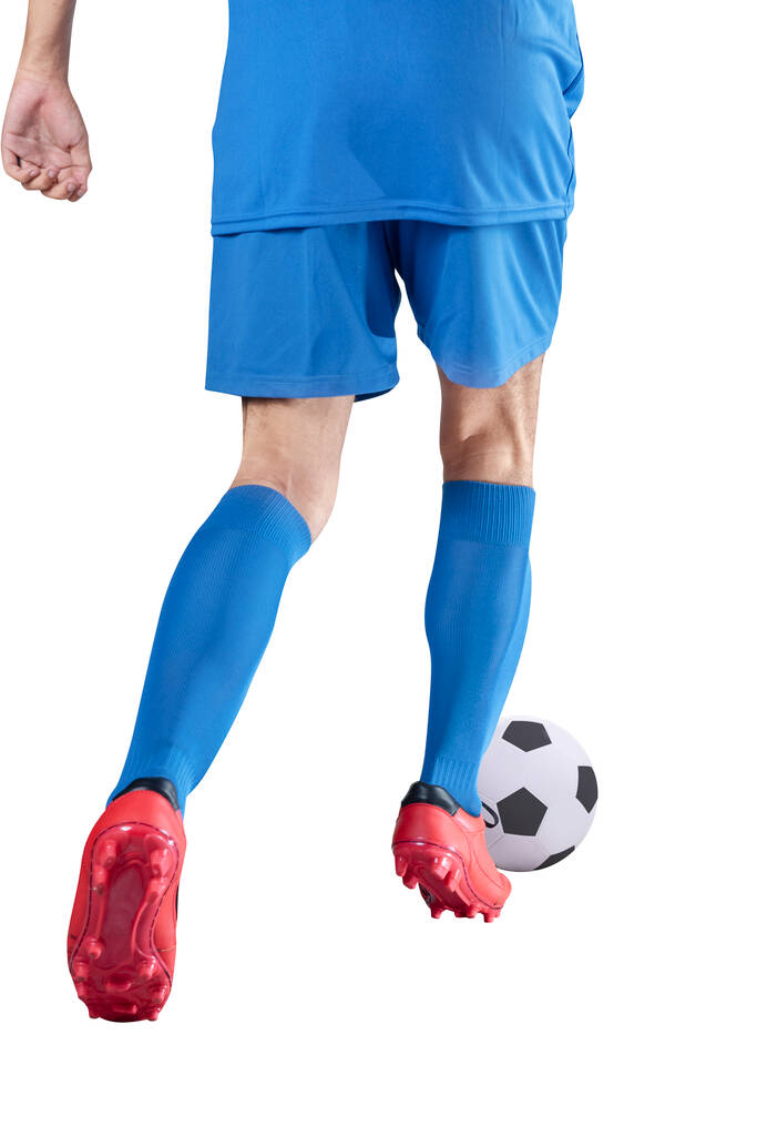 Вид спереду футболіста в синій майці, який штовхає м'яч позує ізольовано на білому тлі
 - Фото, зображення