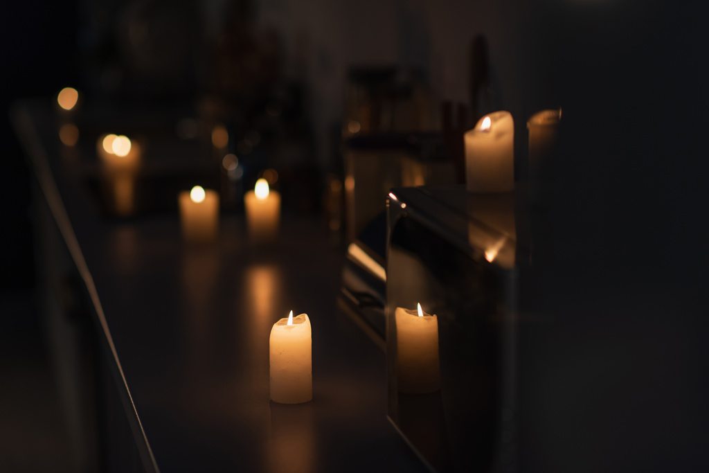 cuisine sombre avec des bougies brûlant sur le plan de travail pendant la panne d'énergie - Photo, image
