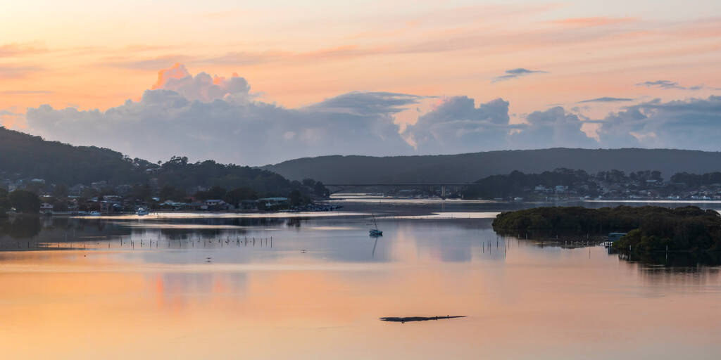Antenni auringonnousu vesimaisema rannalla Woy Woy Central Coast, NSW, Australia. - Valokuva, kuva