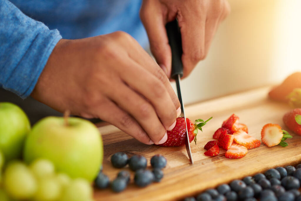 Omezování kalorií. nerozpoznatelný muž připravující zdravou a ovocnou svačinku - Fotografie, Obrázek