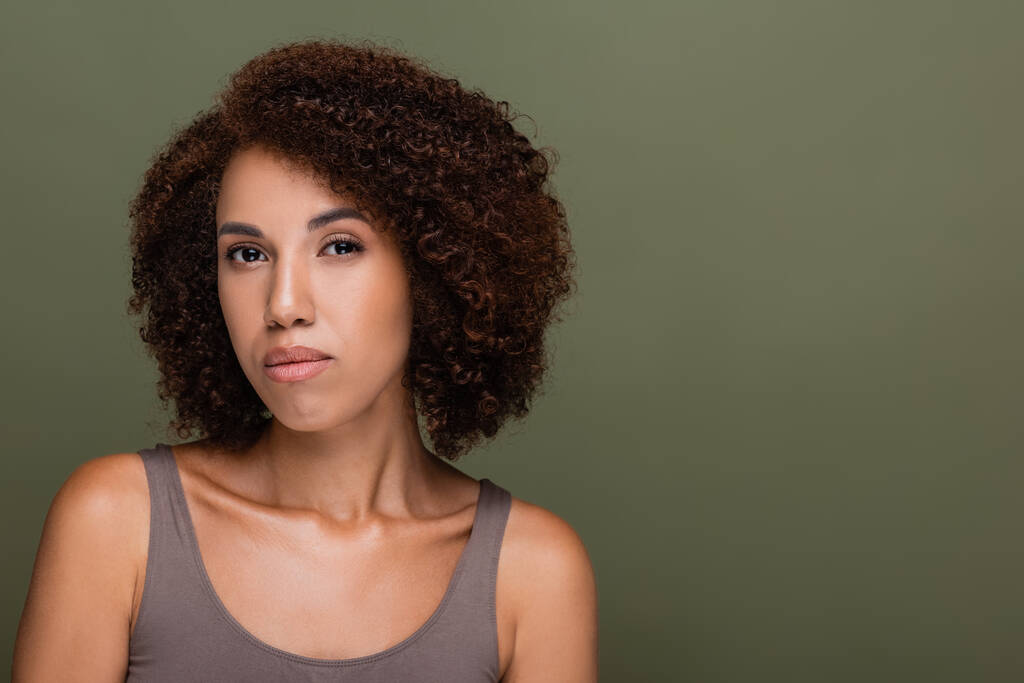 Portré fiatal afro-amerikai modell tetején nézi kamera elszigetelt zöld  - Fotó, kép