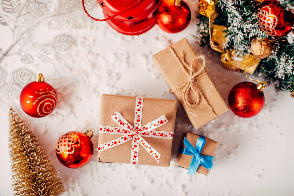 Подарункові коробки та різдвяні прикраси на білому тлі, плоска постіль. Простір для тексту
. - Фото, зображення