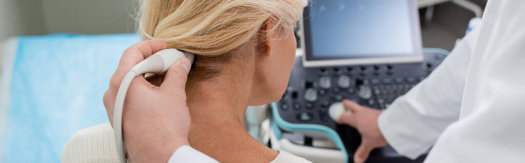 médecin examinant la femme d'âge moyen et ajustant la machine à ultrasons, bannière - Photo, image