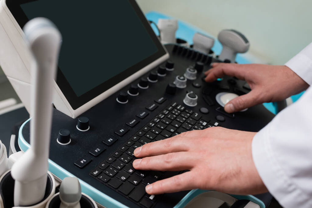 Doktorun boş ekranlı modern ultrason makinesi kullandığına dair kırpılmış görüş - Fotoğraf, Görsel