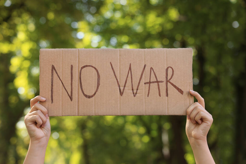 Mujer sosteniendo cartel con palabras No War in park, primer plano - Foto, Imagen