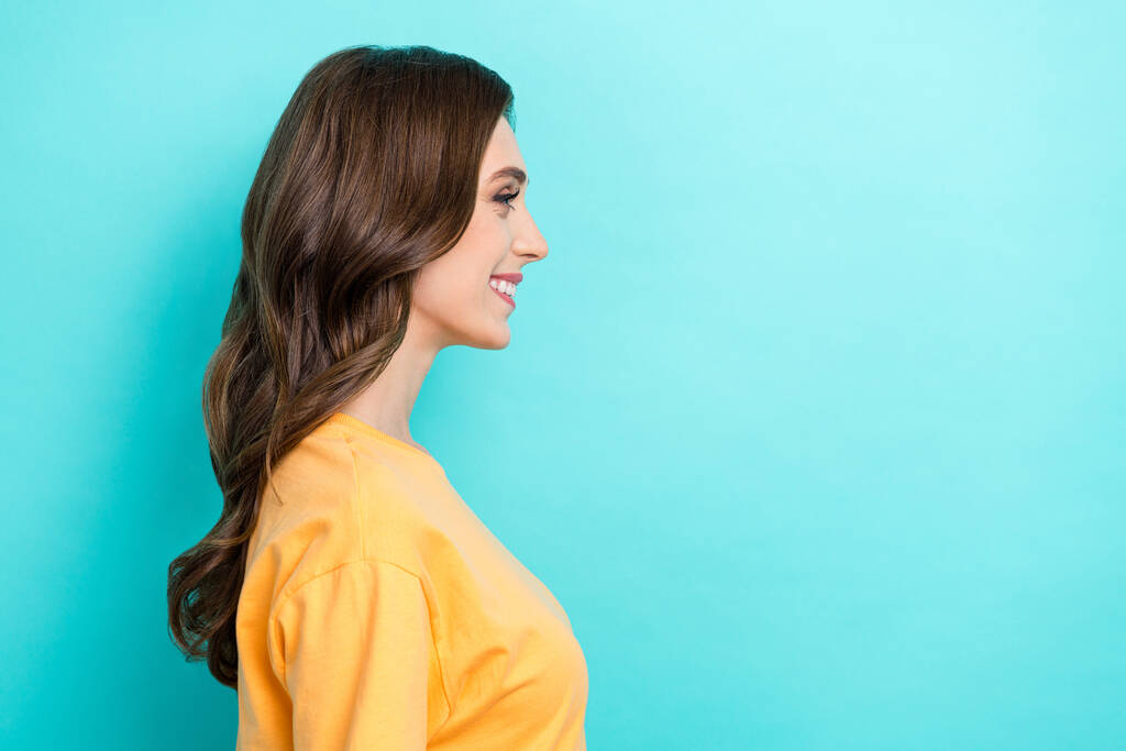 Boczny profil zdjęcie młoda ładna piękna kobieta toothy uśmiech wygląd zainteresowany puste miejsce reklama salon fryzjerski izolowane na tle koloru cyjan. - Zdjęcie, obraz