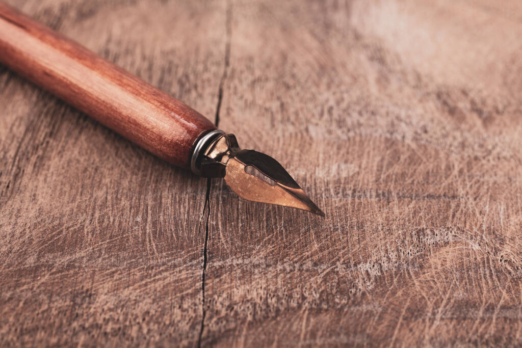 Antique vintage στυλό σε ξύλινο τραπέζι φόντο - Φωτογραφία, εικόνα