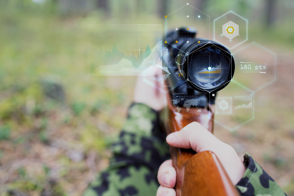 Nahaufnahme eines Soldaten oder Scharfschützen mit Waffe im Wald - Foto, Bild