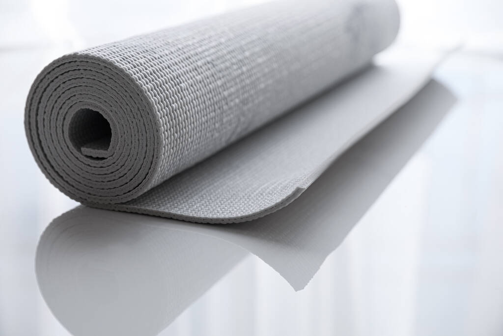 Rolled karemat ή fitness mat σε πλακάκια δαπέδου, closeup - Φωτογραφία, εικόνα