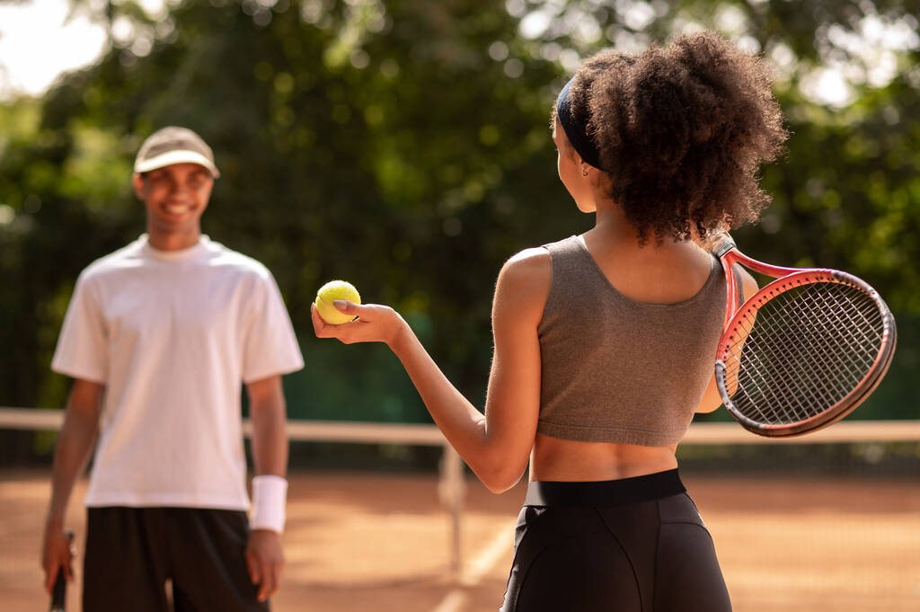 テニスの週末。テニスコートでテニスをしている若者たち - 写真・画像