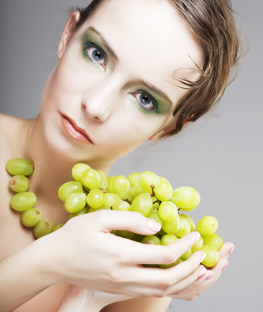 vrouw met groene druiven - Foto, afbeelding