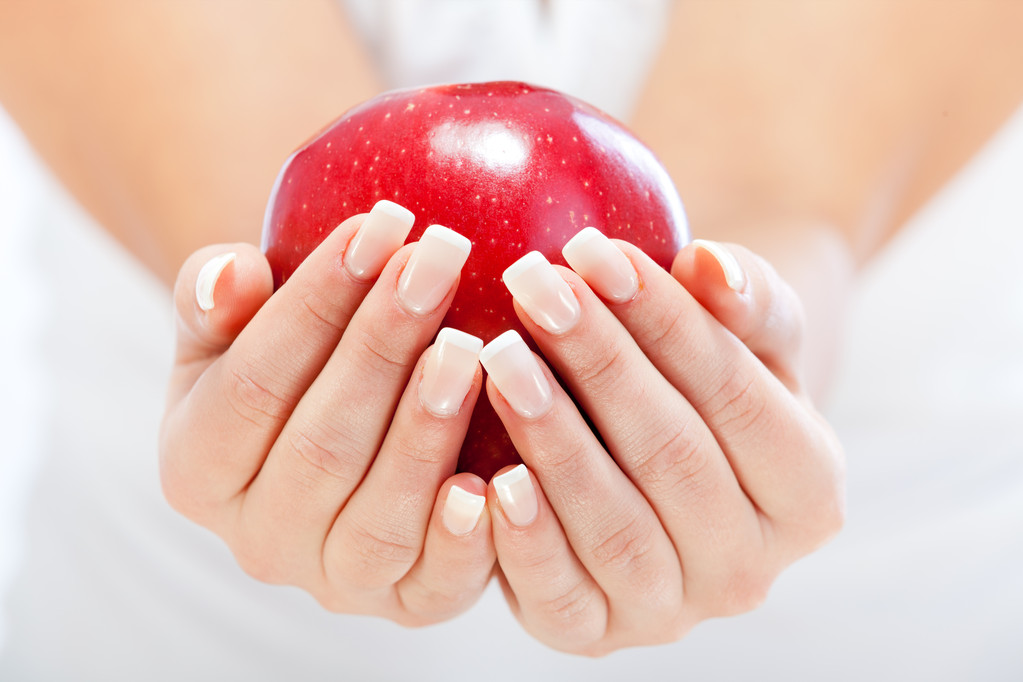 Donna con mela rossa in mano - Foto, immagini