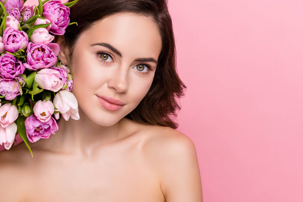 Retrato de chica apacible atractiva con flores de plantas copia espacio aislado sobre fondo de color pastel rosa. - Foto, imagen
