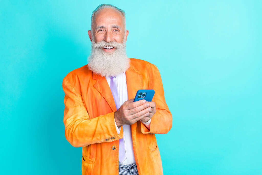 Retrato de vovô alegre segurar uso telefone bate-papo compras on-line isolado no fundo cor de água-marinha. - Foto, Imagem