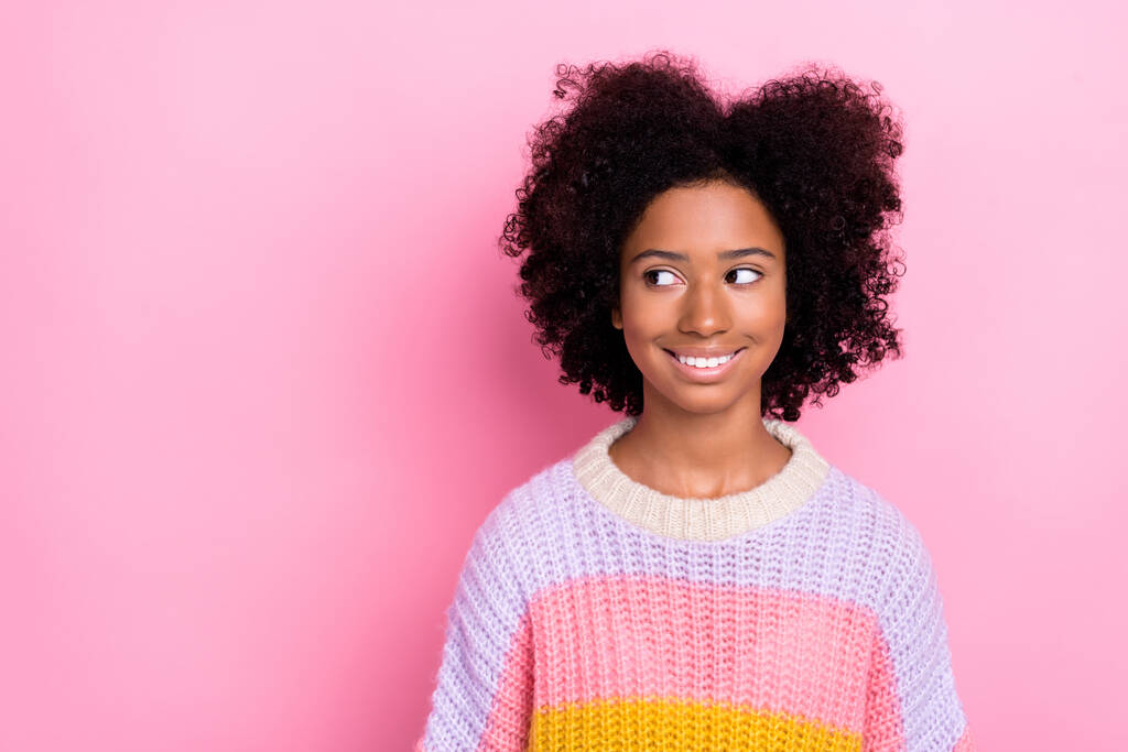 Porträt von netten netten Gute-Laune-Mädchen mit welliger Frisur gekleidet Strick Sweatshirt suchen leeren Raum isoliert auf rosa Hintergrund. - Foto, Bild