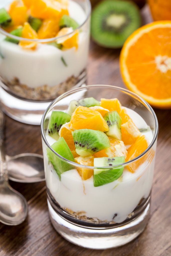 йогурт з мюслі та фруктами
 - Фото, зображення