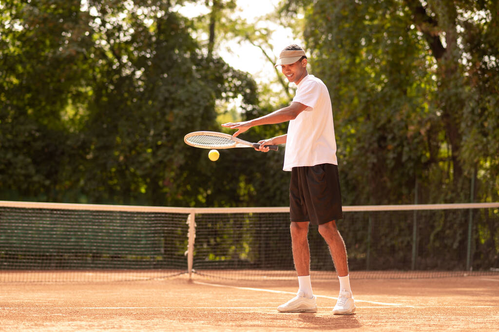 Antrenman yapıyorum. Genç tenisçi tenis kortlarında antrenman yapıyor. - Fotoğraf, Görsel