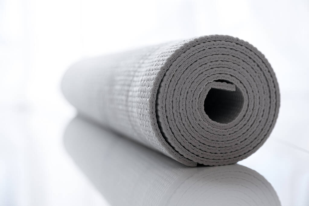 Karemat laminado ou tapete de fitness no piso em azulejo, close-up - Foto, Imagem