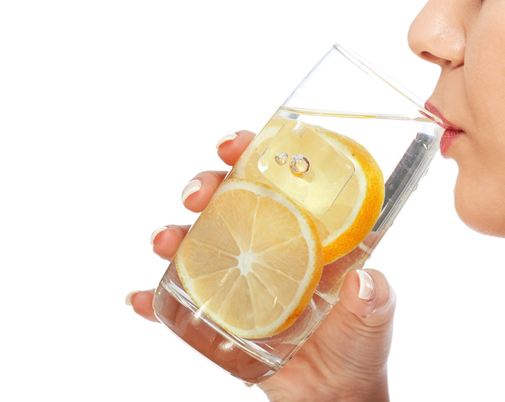 Nő ivóvíz citrommal - Fotó, kép