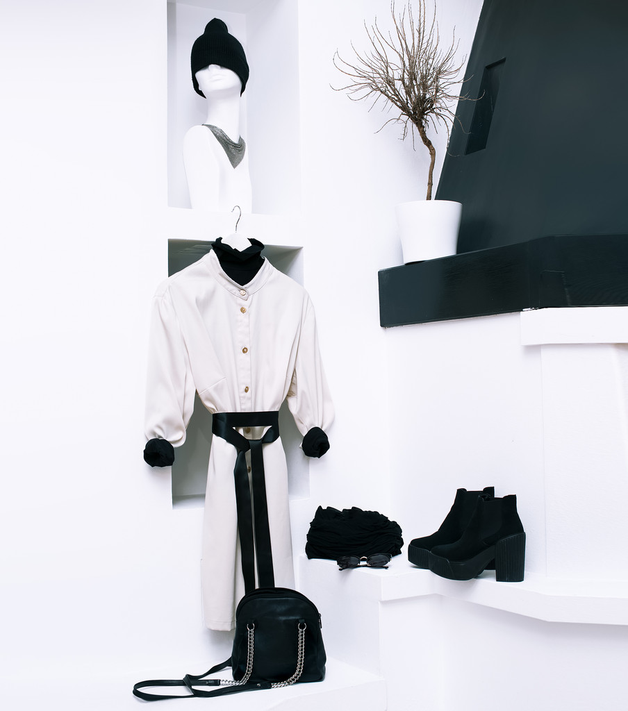 Модные женские пальто и аксессуары в белом интерьере. B
 - Фото, изображение