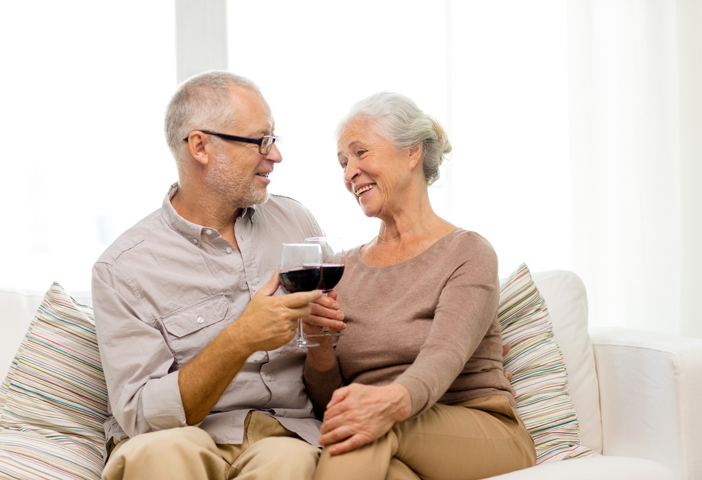 glückliches Seniorenpaar mit Rotweingläsern - Foto, Bild