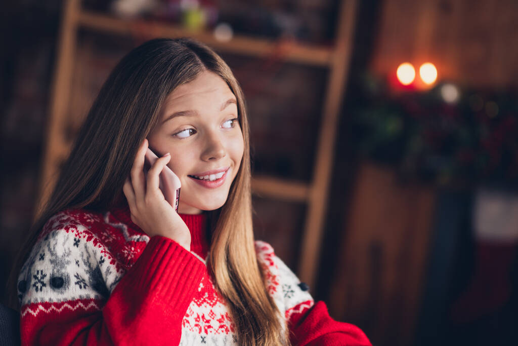 Zdjęcie zabawnej wesołej osoby zębaty uśmiech mówić czatując telefon pogratulować nowy dom rok w pomieszczeniach. - Zdjęcie, obraz