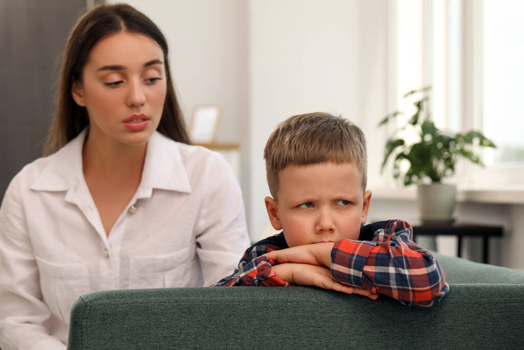 Psychologist working with unhappy little boy in office. Mental health problems - Fotoğraf, Görsel