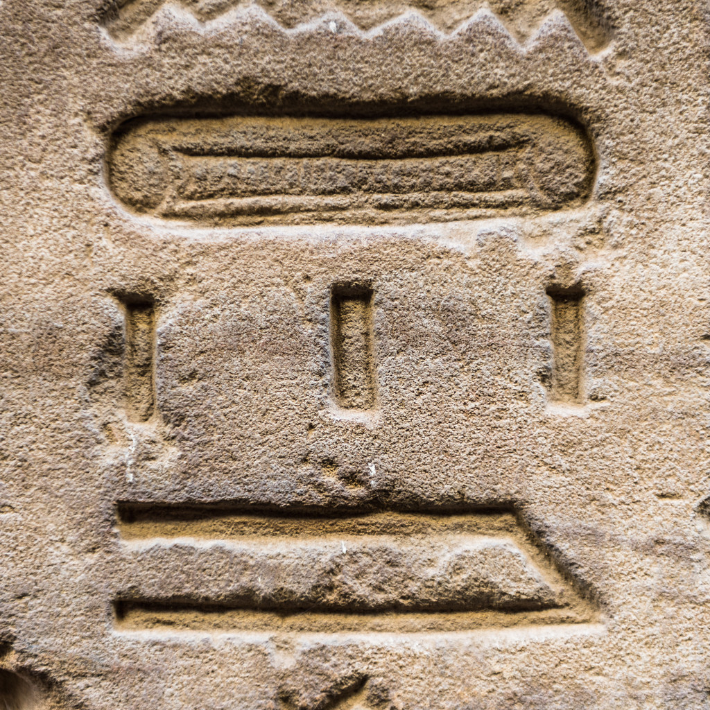 Hieróglifos egípcios na parede em um templo
 - Foto, Imagem
