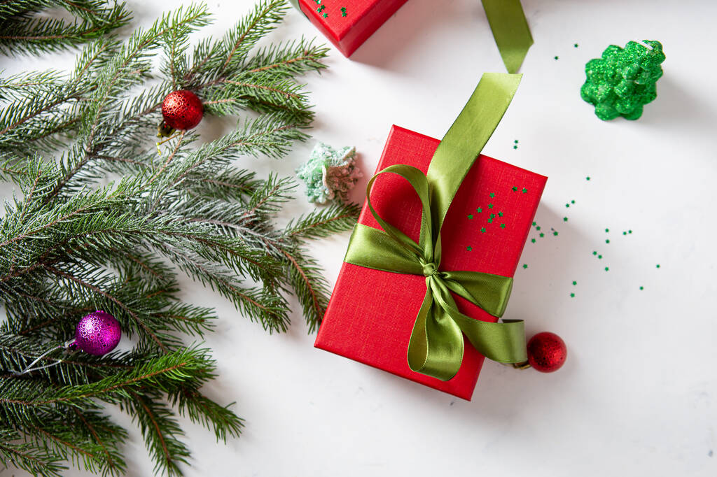 Dvě červené vánoční krabice a prázdninové dekorace kopírovat prostor - Fotografie, Obrázek