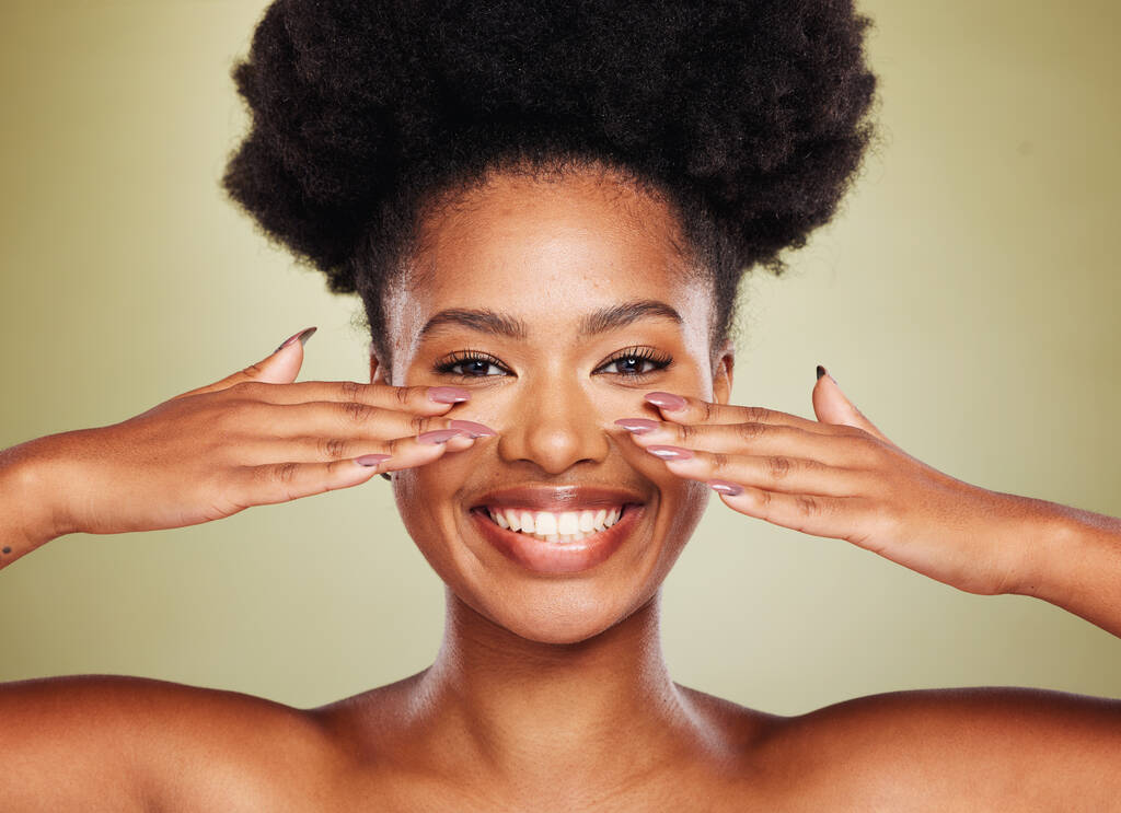 Чорна жінка африкано, обличчя і посмішка заради догляду за шкірою, косметики або гриму проти студійного тла. Портрет афро - американської жінки, яка посміхається з зубами в щасті, торкаючись косметики обличчя.. - Фото, зображення