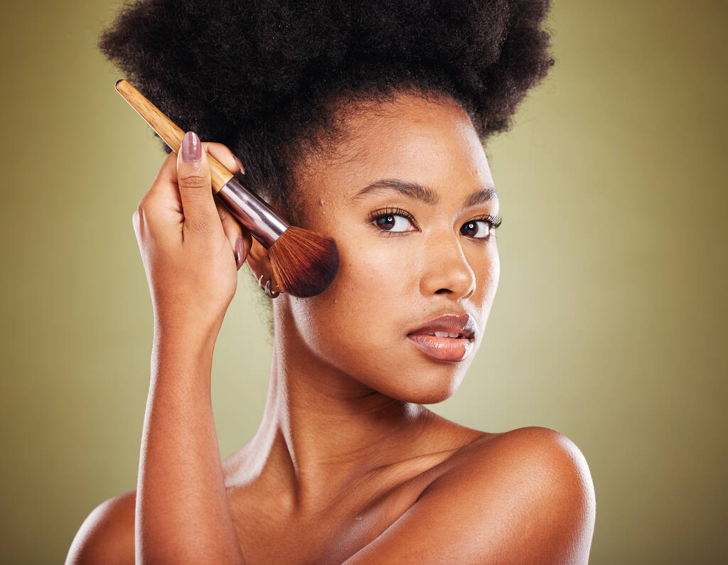 Smink ecset, fekete nő és szépség, kozmetikumok és arcpúder, alapítvány és termék világítás, ragyog és arc stúdió háttér. A fiatal afrikai modell, szépség és arcápolás portréja. - Fotó, kép
