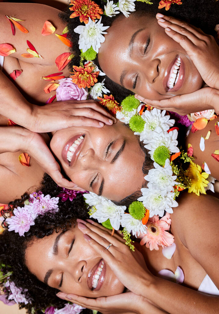 Μαύρη γυναίκα, λουλούδια και περιποίηση προσώπου για καλλυντικά μακιγιάζ ή φυσική ευεξία του δέρματος. Αφρικανοί φίλοι, floral στέμμα και προϊόν της φύσης για την πολυτέλεια των φυτών αισθητική ή να χαλαρώσετε, zen και περιποίηση προσώπου. - Φωτογραφία, εικόνα