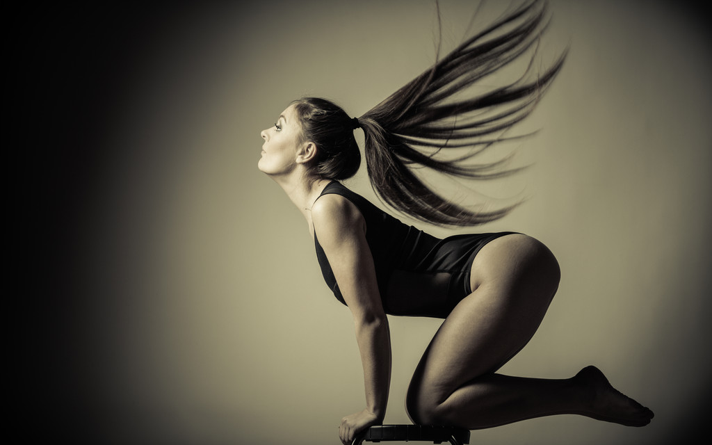 Frau mit fit schlankem Körper posiert - Foto, Bild
