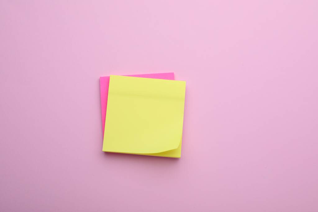 Notas de papel sobre fondo rosa pálido, vista superior - Foto, imagen