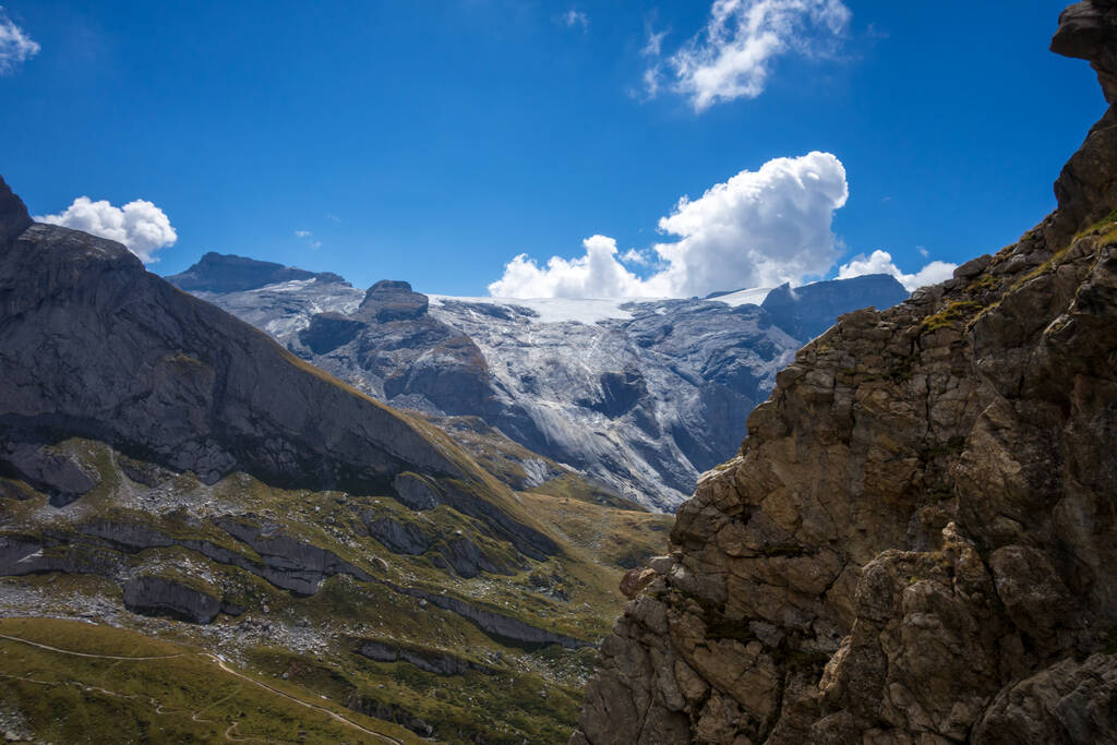 Alpesi gleccserek és hegyvidéki táj Pralognan la Vanoise-ban. Francia Alpok - Fotó, kép