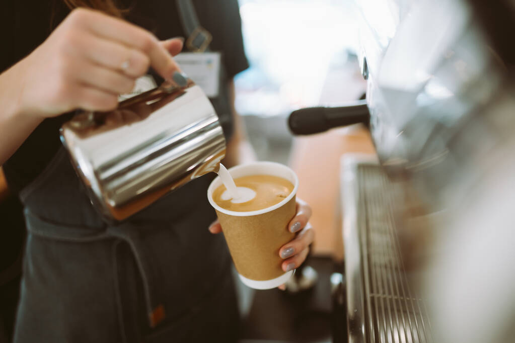 Barista tilalla cup saada tuoretta kahvia, että keitetään koneen kahvilassa. Ammattimainen kahvinvalmistus. - Valokuva, kuva