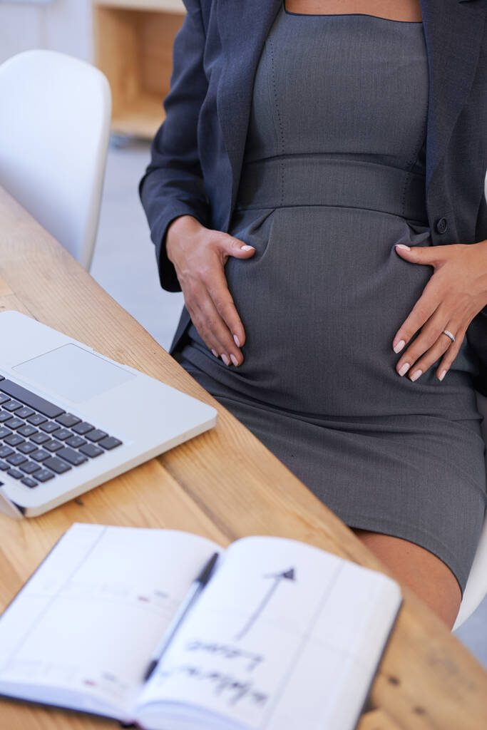 Le moment est proche... une femme d'affaires touchant son ventre enceinte - Photo, image