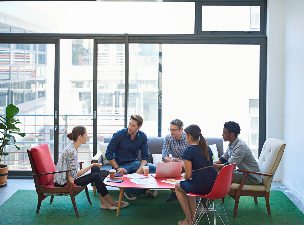 Estratégica. un grupo de trabajadores de oficina hablando juntos en una sala de reuniones - Foto, Imagen