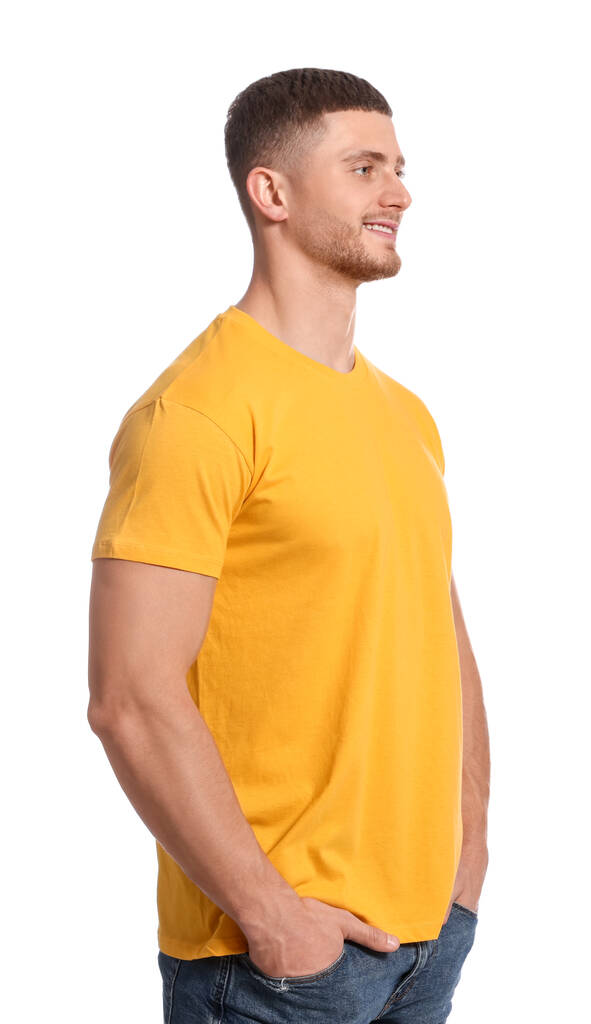Άντρας με κίτρινο μπλουζάκι σε λευκό φόντο. Mockup για σχεδιασμό - Φωτογραφία, εικόνα