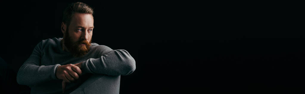Stílusos modell jumper ül karosszéken elszigetelt fekete árnyék, banner  - Fotó, kép