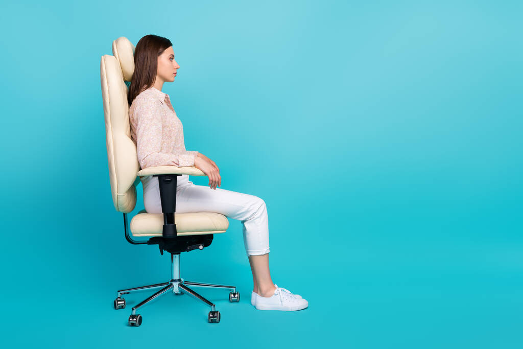 Side profil zdjęcie poważne słodkie śmieszne businesswoman siedzi wygodne krzesło szef miejsce patrzeć puste miejsce nowe wakaty izolowane na tle niebieskiego koloru. - Zdjęcie, obraz