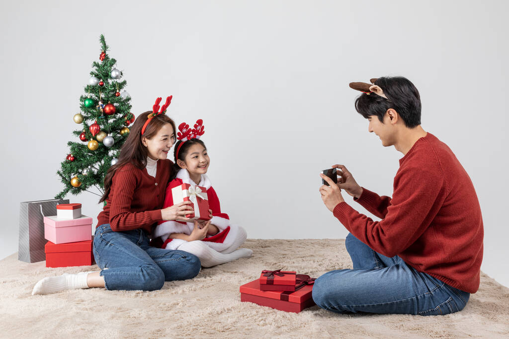 glückliche asiatisch-koreanische Familie in Weihnachtskonzept, macht Foto - Foto, Bild