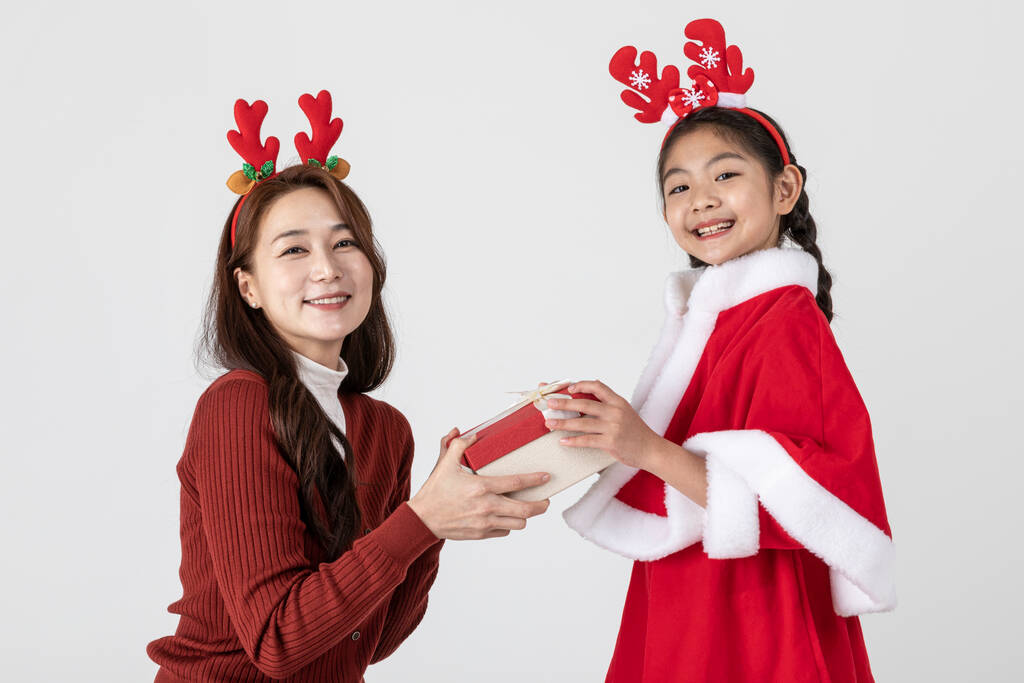 ευτυχισμένη ασιατική κορεάτικη οικογένεια στην έννοια των Χριστουγέννων, κοριτσάκι έλαβε δώρο - Φωτογραφία, εικόνα