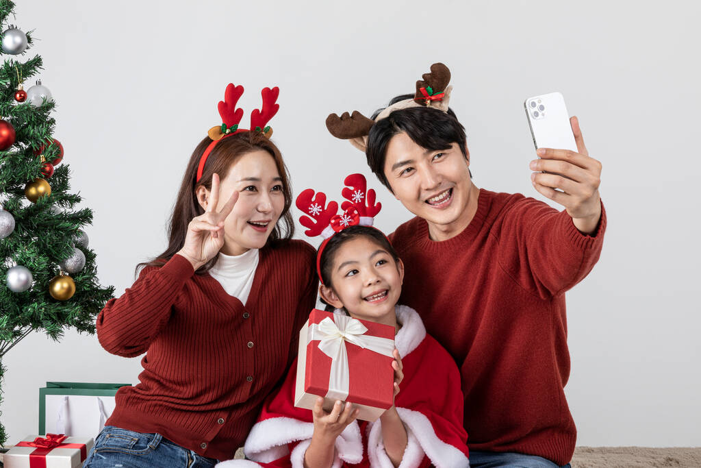 Mutlu Asyalı Koreli aile Noel konseptinde selfie yapıyor. - Fotoğraf, Görsel