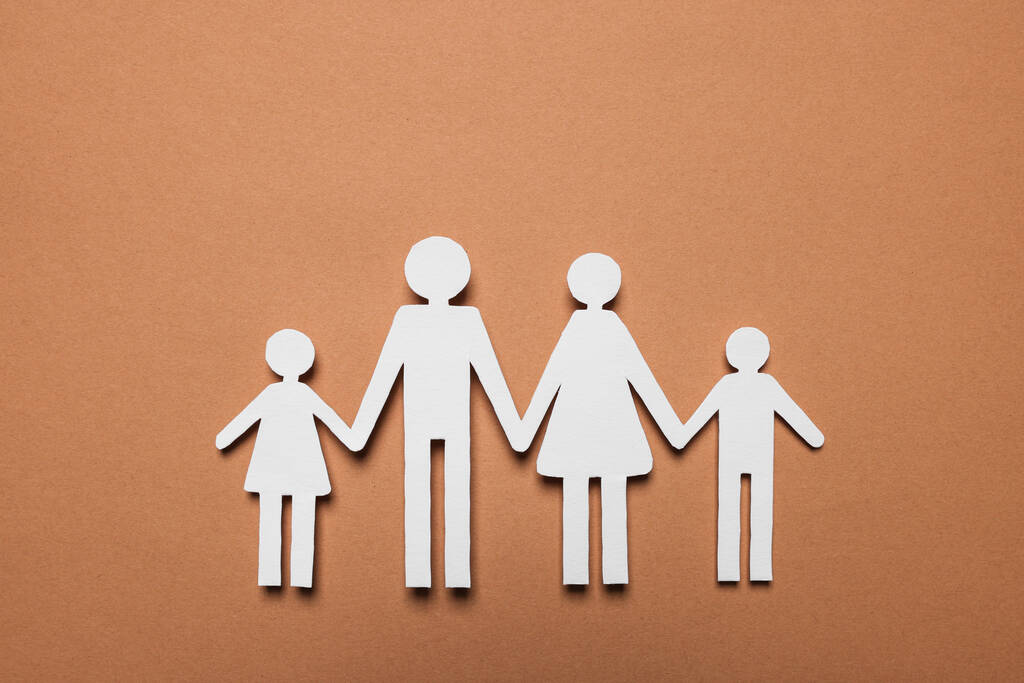 Figuras de la familia de papel sobre fondo marrón, vista superior. Concepto de seguro - Foto, imagen